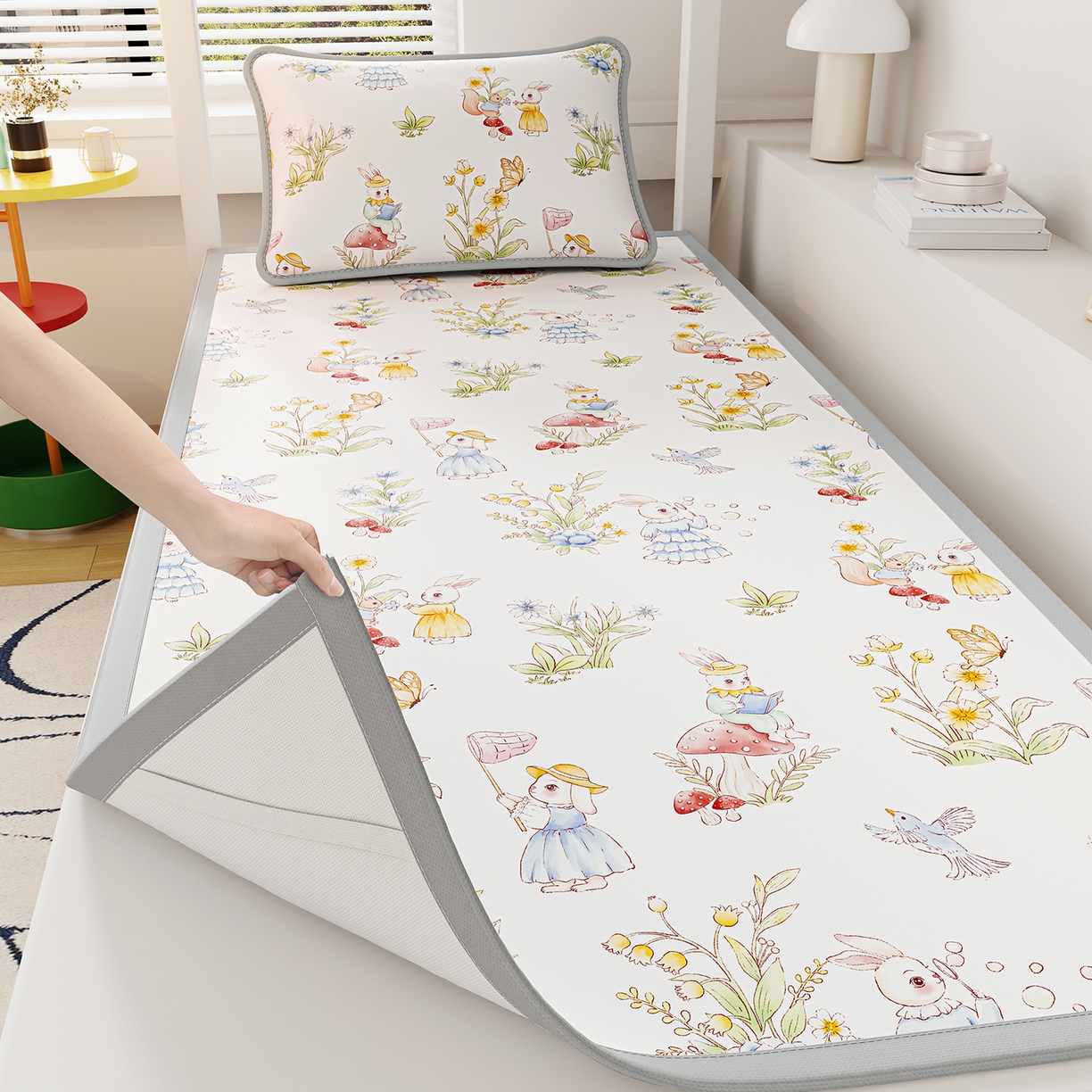 91家纺网 家纺一手货源 找家纺 奇丝雅 2026A类数码印花大版卡通冰丝凉席家用双人冰丝席可机洗单人学生宿舍夏天空调软席 精灵小兔【三明治网底】