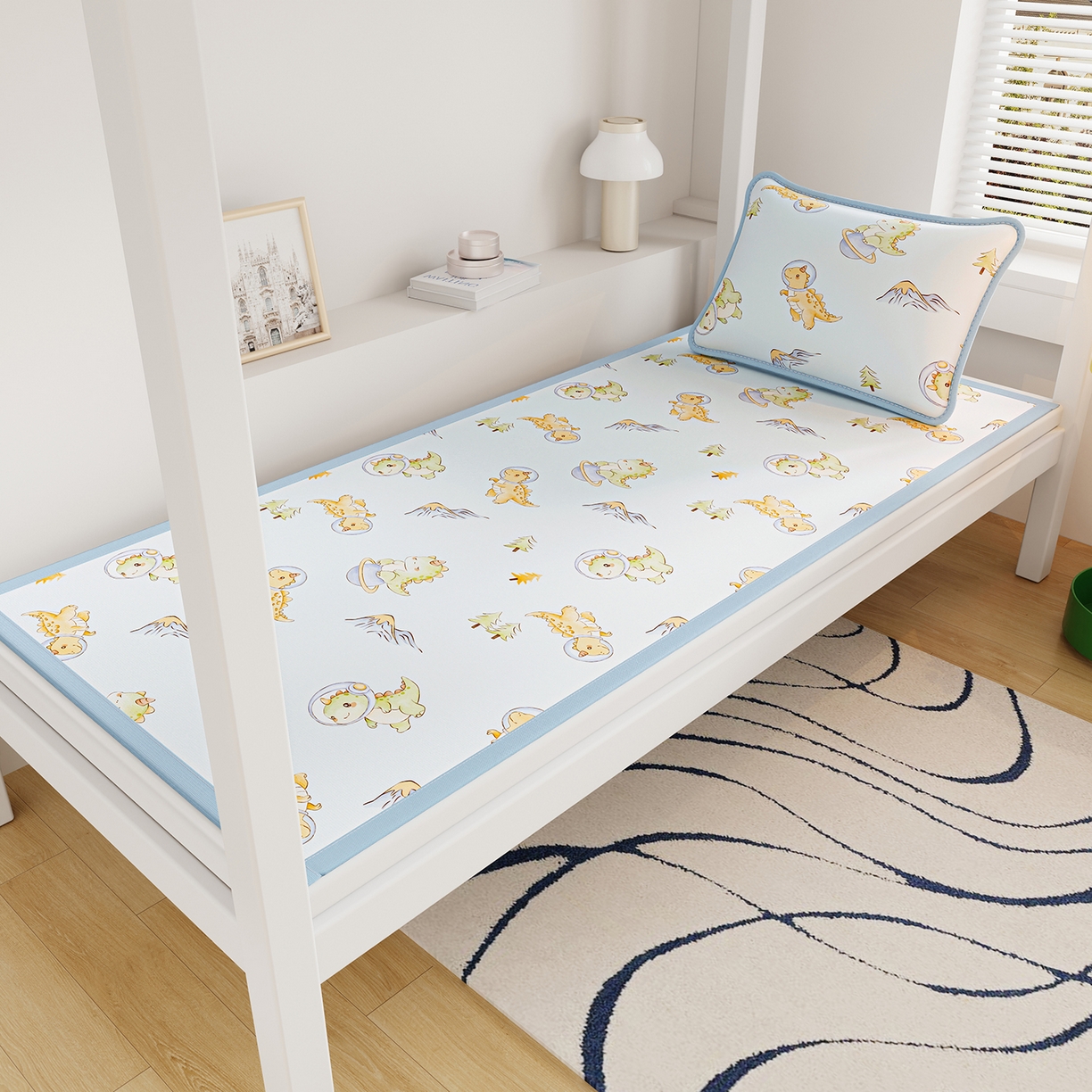 91家纺网 家纺一手货源 找家纺 奇丝雅 2026A类数码印花大版卡通冰丝凉席家用双人冰丝席可机洗单人学生宿舍夏天空调软席 呆萌恐龙【三明治网底】