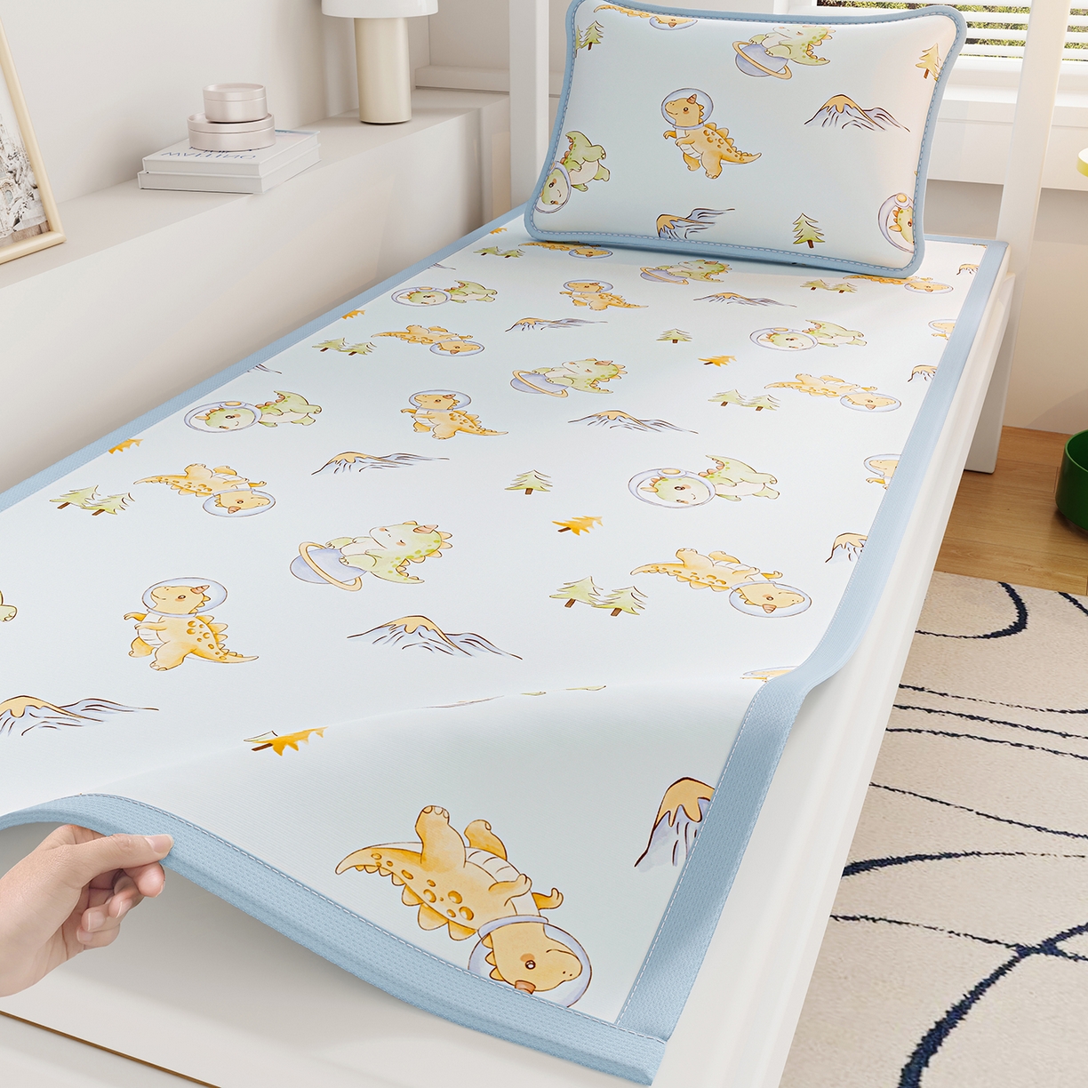 91家纺网 家纺一手货源 找家纺 奇丝雅 2026A类数码印花大版卡通冰丝凉席家用双人冰丝席可机洗单人学生宿舍夏天空调软席 呆萌恐龙【三明治网底】