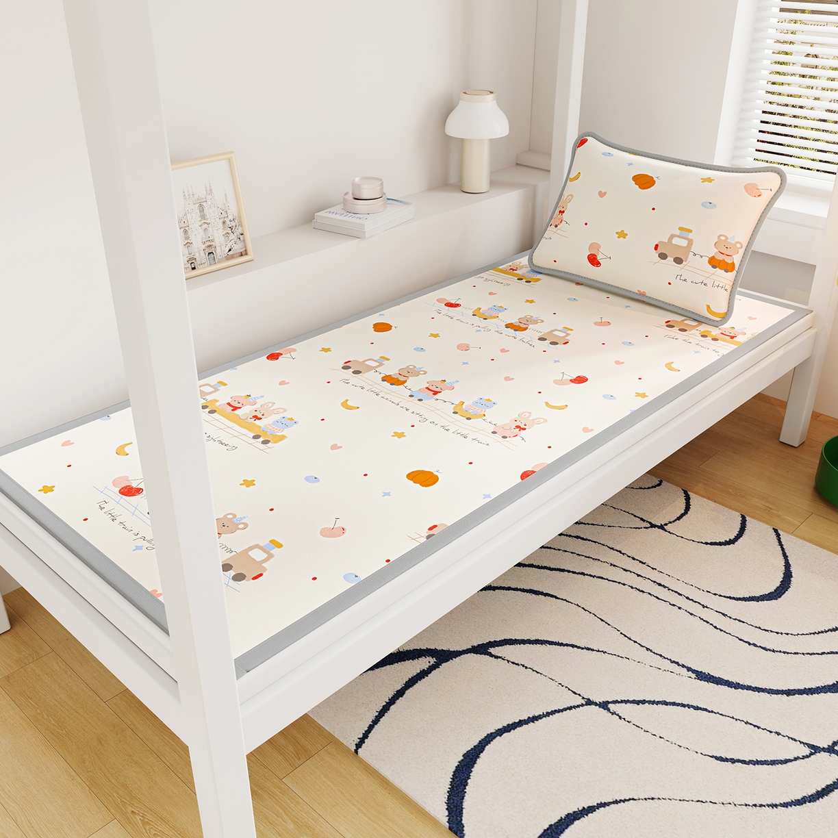 91家纺网 家纺一手货源 找家纺 奇丝雅 2026A类数码印花大版卡通冰丝凉席家用双人冰丝席可机洗单人学生宿舍夏天空调软席 萌宝小火车【三明治网底】