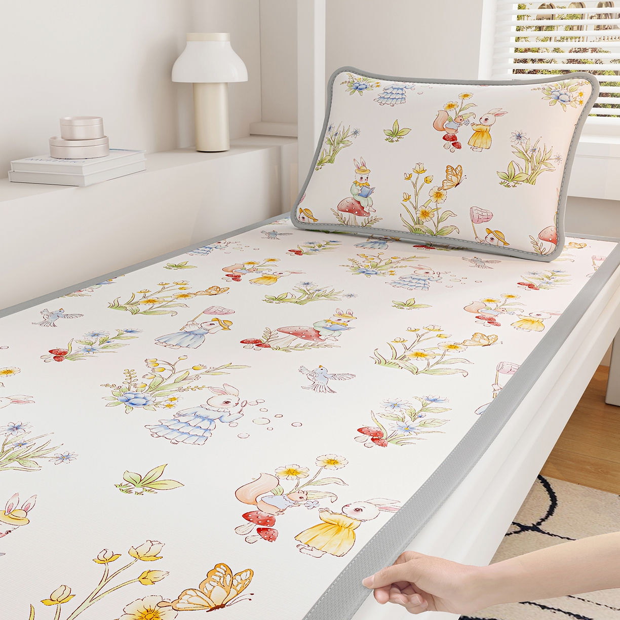 91家纺网 家纺一手货源 找家纺 奇丝雅 2026A类数码印花大版卡通冰丝凉席家用双人冰丝席可机洗单人学生宿舍夏天空调软席 精灵小兔【三明治网底】