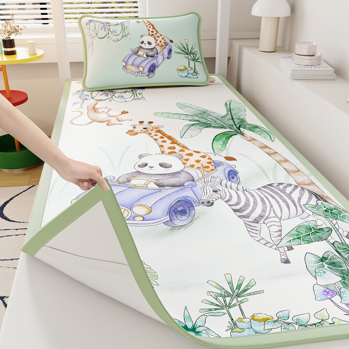 91家纺网 家纺一手货源 找家纺 奇丝雅 2026A类数码印花大版卡通冰丝凉席家用双人冰丝席可机洗单人学生宿舍夏天空调软席 动物乐园【三明治网底】