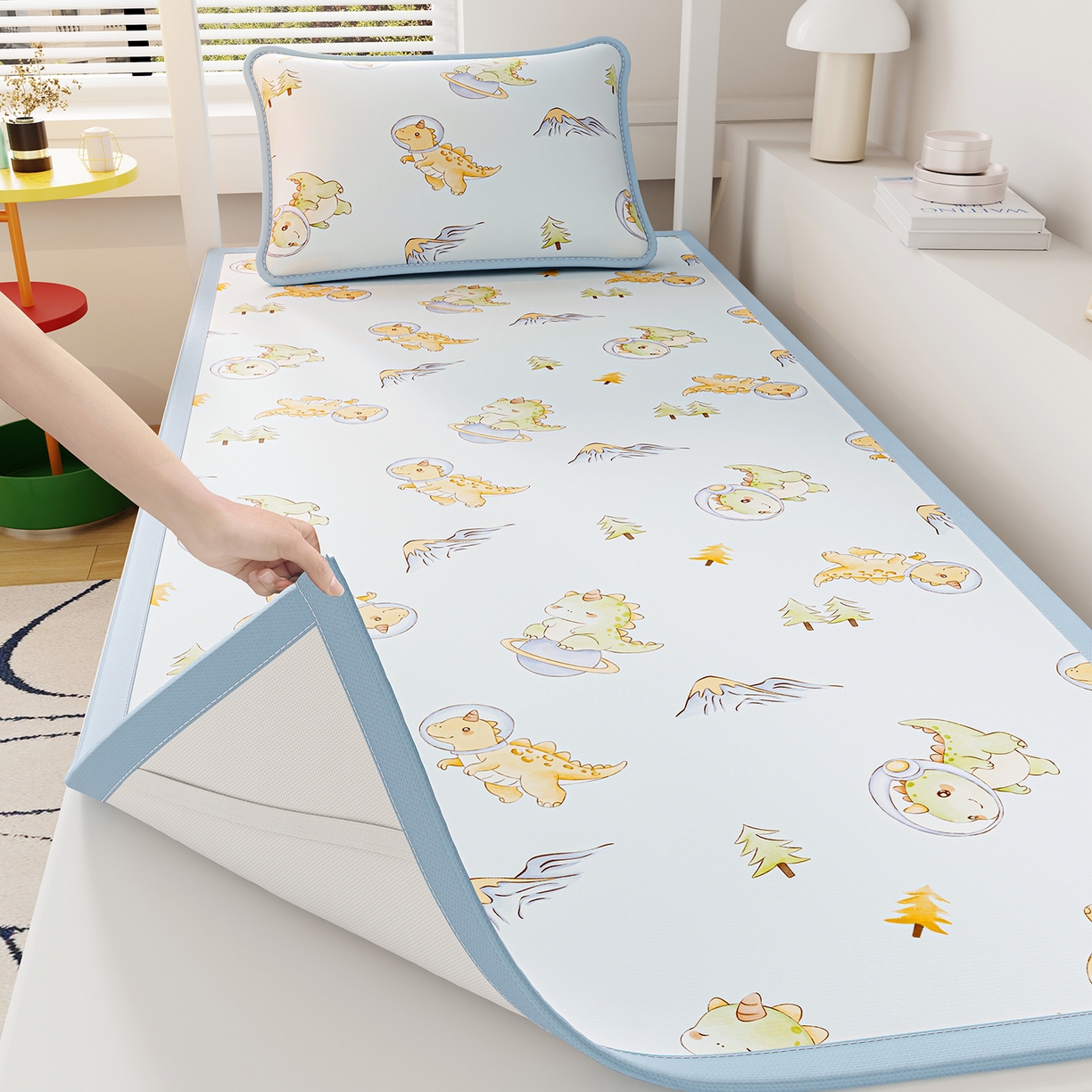 91家纺网 家纺一手货源 找家纺 奇丝雅 2026A类数码印花大版卡通冰丝凉席家用双人冰丝席可机洗单人学生宿舍夏天空调软席 呆萌恐龙【三明治网底】