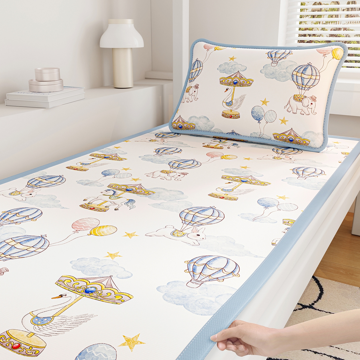 91家纺网 家纺一手货源 找家纺 奇丝雅 2026A类数码印花大版卡通冰丝凉席家用双人冰丝席可机洗单人学生宿舍夏天空调软席 萌象木马【三明治网底】