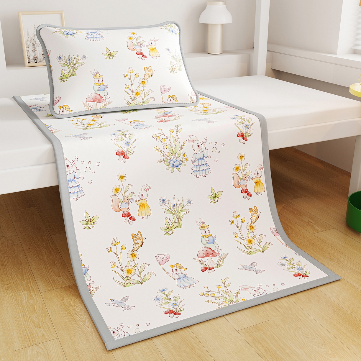 91家纺网 家纺一手货源 找家纺 奇丝雅 2026A类数码印花大版卡通冰丝凉席家用双人冰丝席可机洗单人学生宿舍夏天空调软席 精灵小兔【三明治网底】