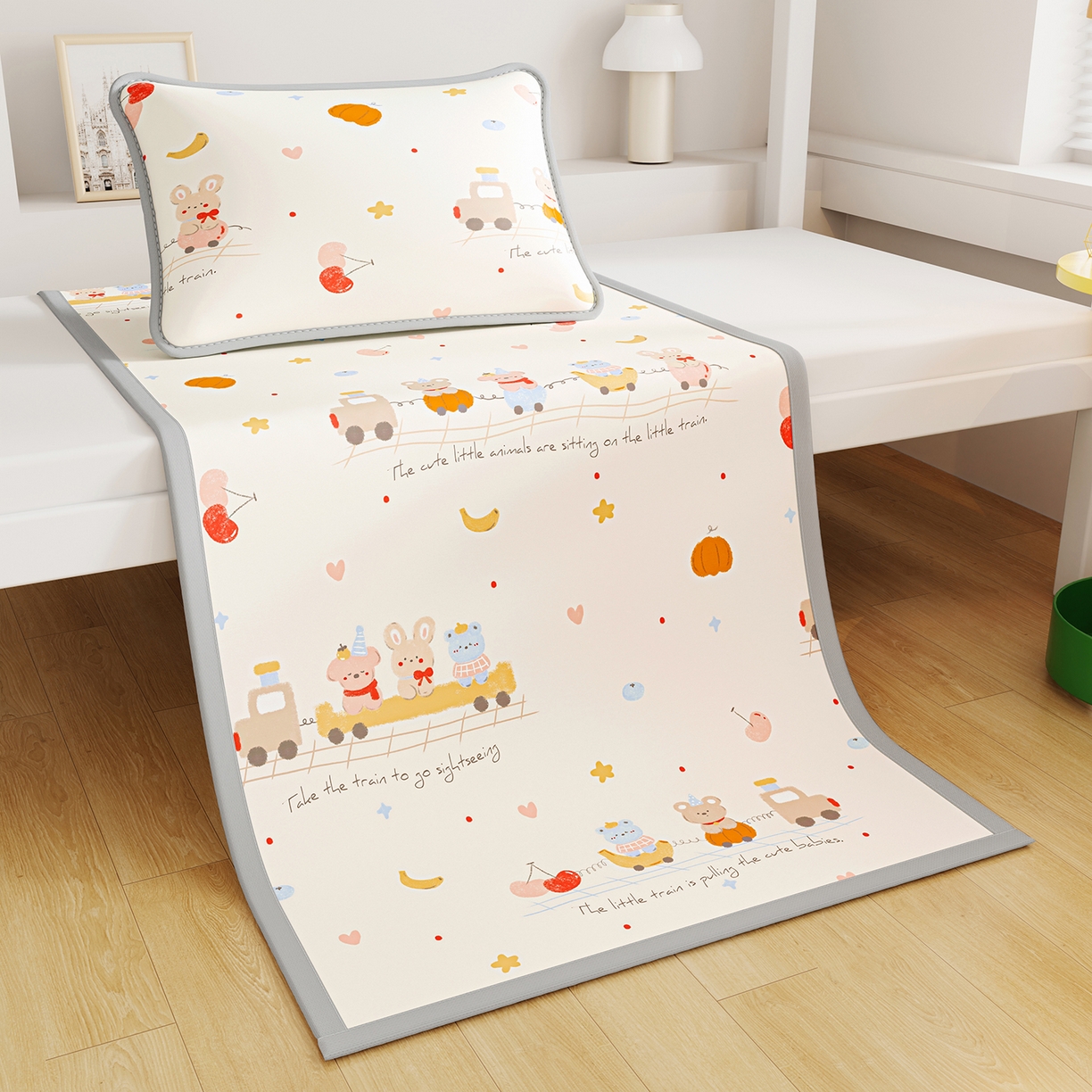 91家纺网 家纺一手货源 找家纺 奇丝雅 2026A类数码印花大版卡通冰丝凉席家用双人冰丝席可机洗单人学生宿舍夏天空调软席 萌宝小火车【三明治网底】