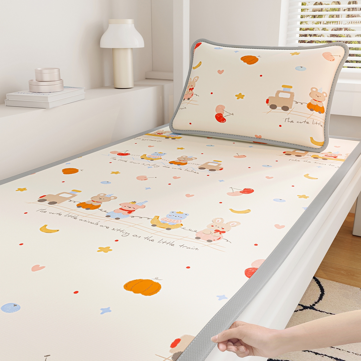 91家纺网 家纺一手货源 找家纺 奇丝雅 2026A类数码印花大版卡通冰丝凉席家用双人冰丝席可机洗单人学生宿舍夏天空调软席 萌宝小火车【三明治网底】