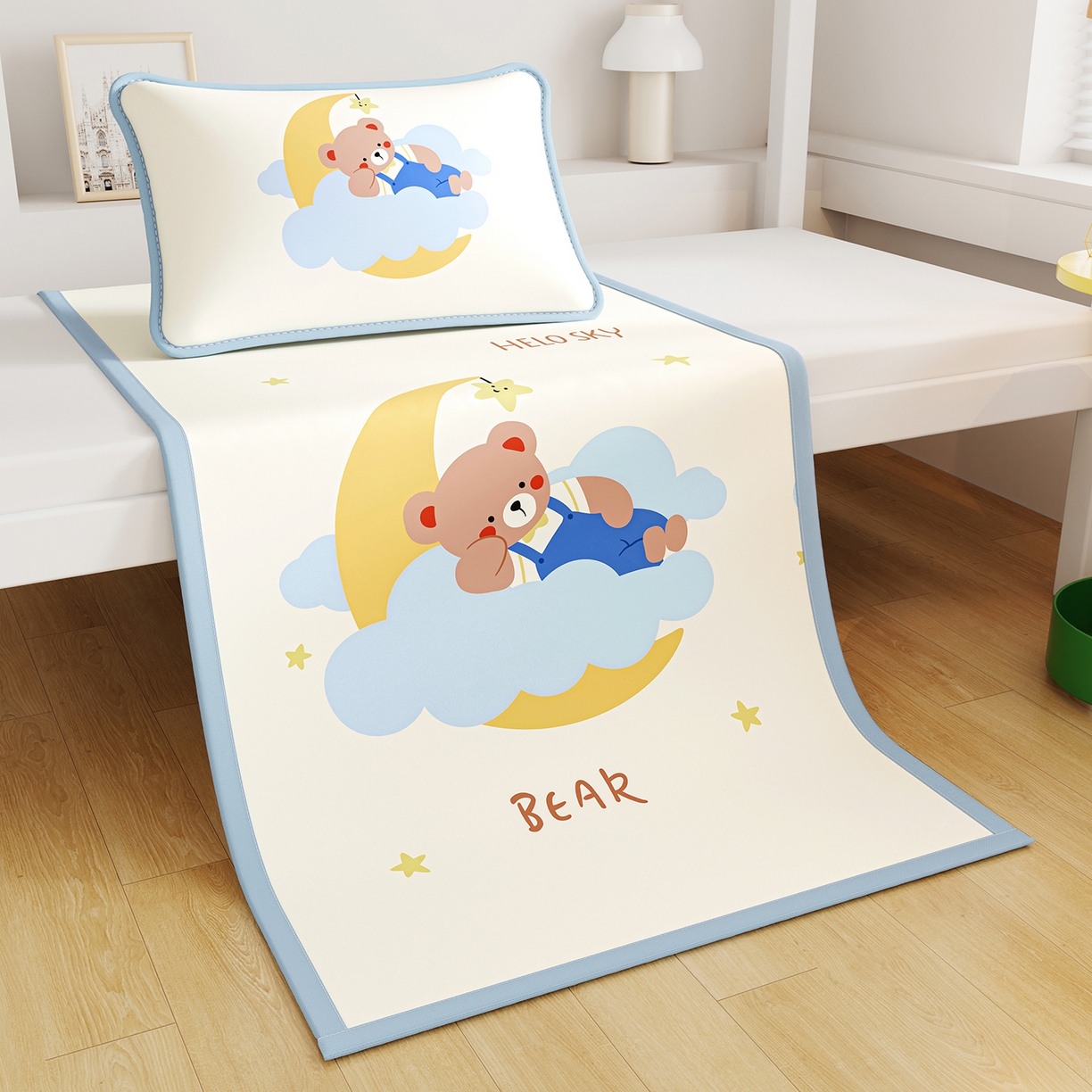 91家纺网 家纺一手货源 找家纺 奇丝雅 2026A类数码印花大版卡通冰丝凉席家用双人冰丝席可机洗单人学生宿舍夏天空调软席 月亮熊【三明治网底】