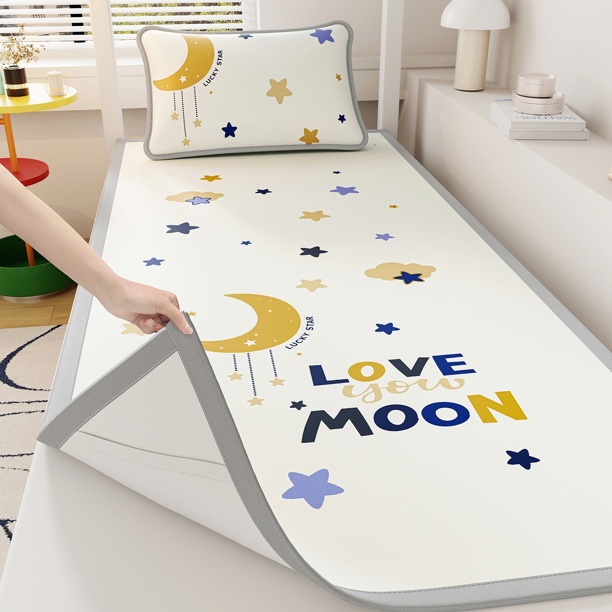 91家纺网 家纺一手货源 找家纺 奇丝雅 2026A类数码印花大版卡通冰丝凉席家用双人冰丝席可机洗单人学生宿舍夏天空调软席 满天星辰【三明治网底】