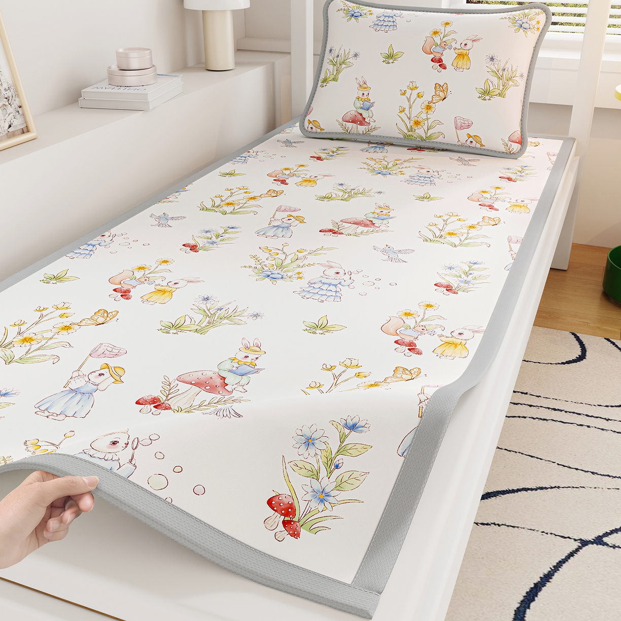 91家纺网 家纺一手货源 找家纺 奇丝雅 2026A类数码印花大版卡通冰丝凉席家用双人冰丝席可机洗单人学生宿舍夏天空调软席 精灵小兔【三明治网底】