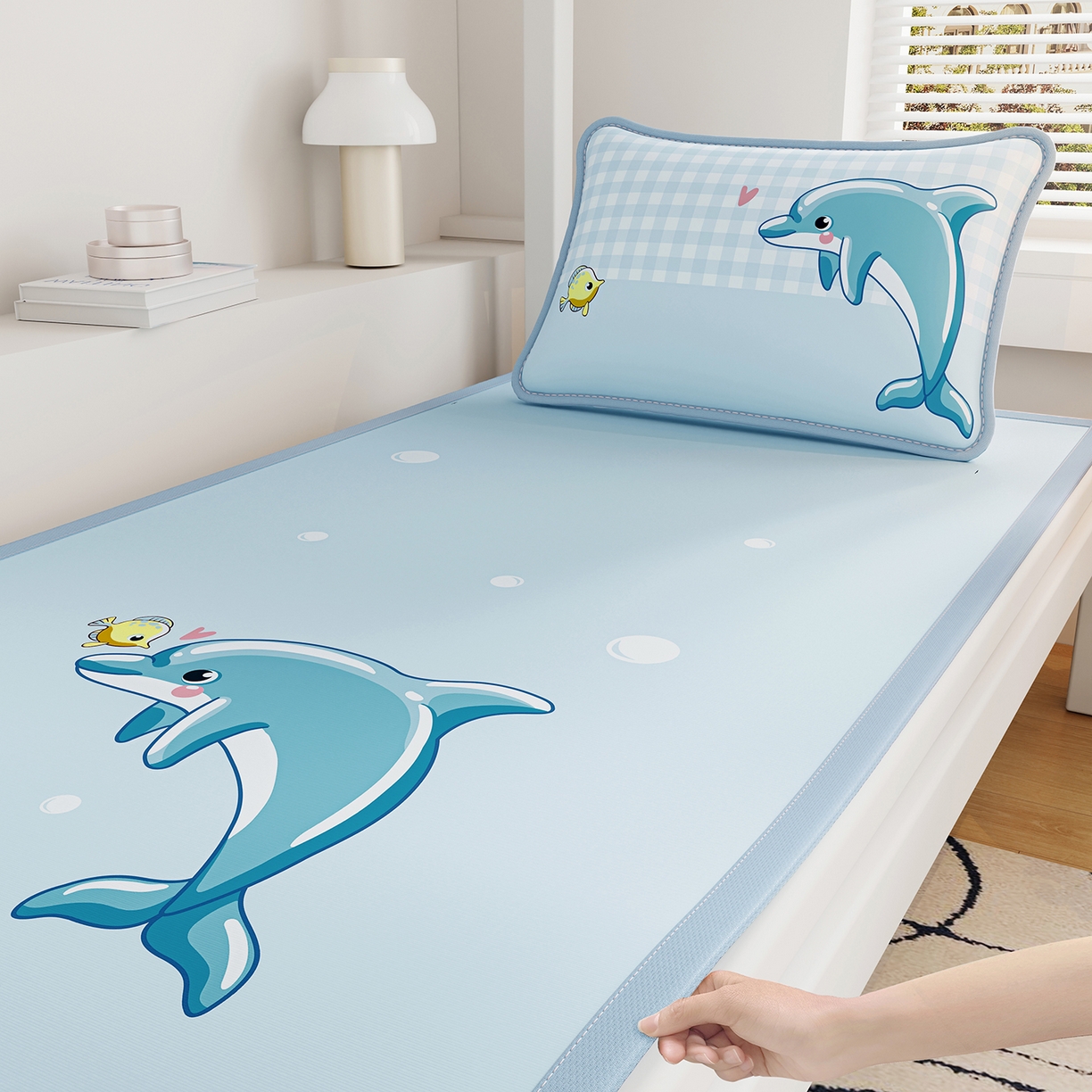 91家纺网 家纺一手货源 找家纺 奇丝雅 2026A类数码印花大版卡通冰丝凉席家用双人冰丝席可机洗单人学生宿舍夏天空调软席 海豚奇遇【三明治网底】