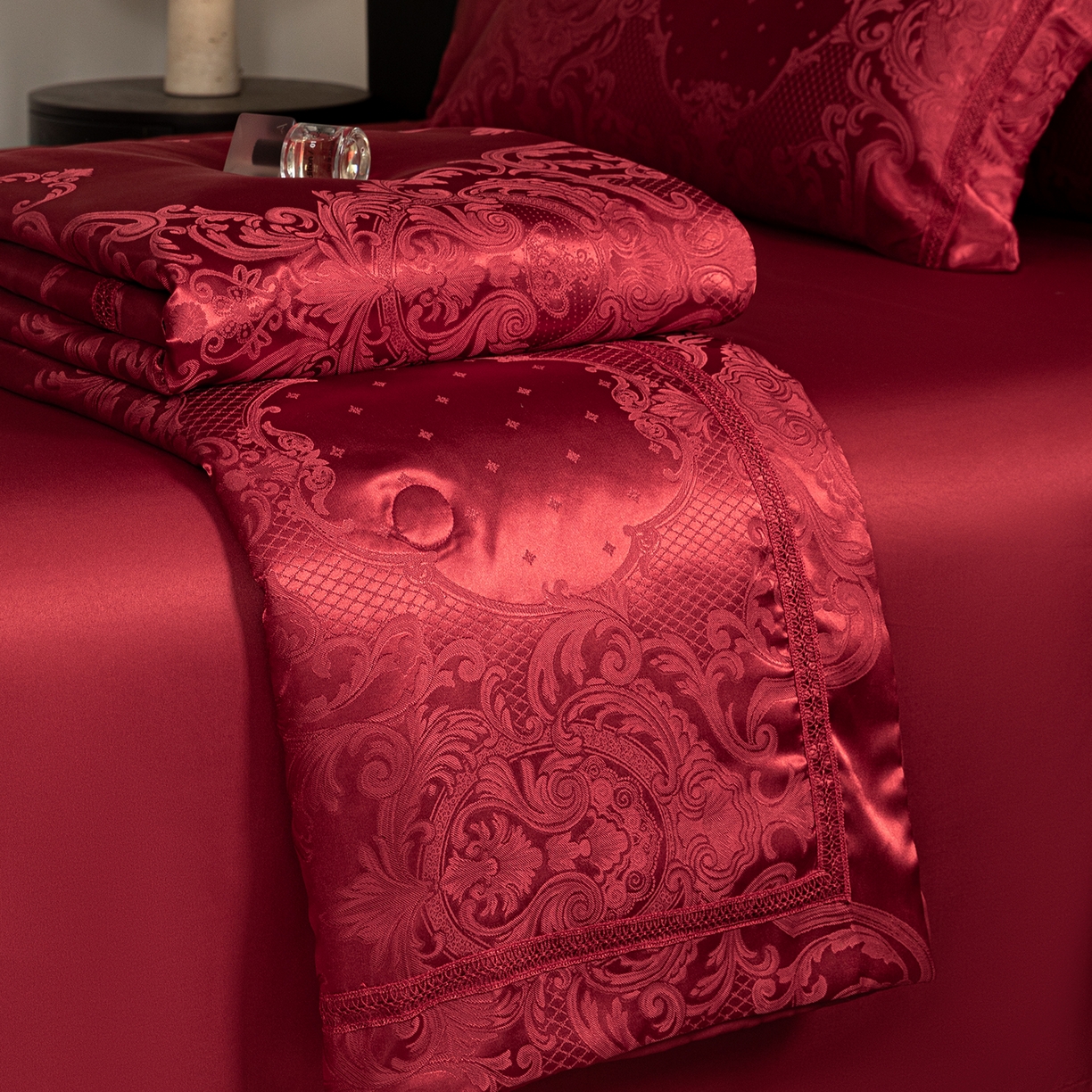 91家纺网 家纺一手货源 找家纺 置顶家纺 2026新款双面水洗天丝提花夏被四件套-维纳斯 维纳斯-酒红