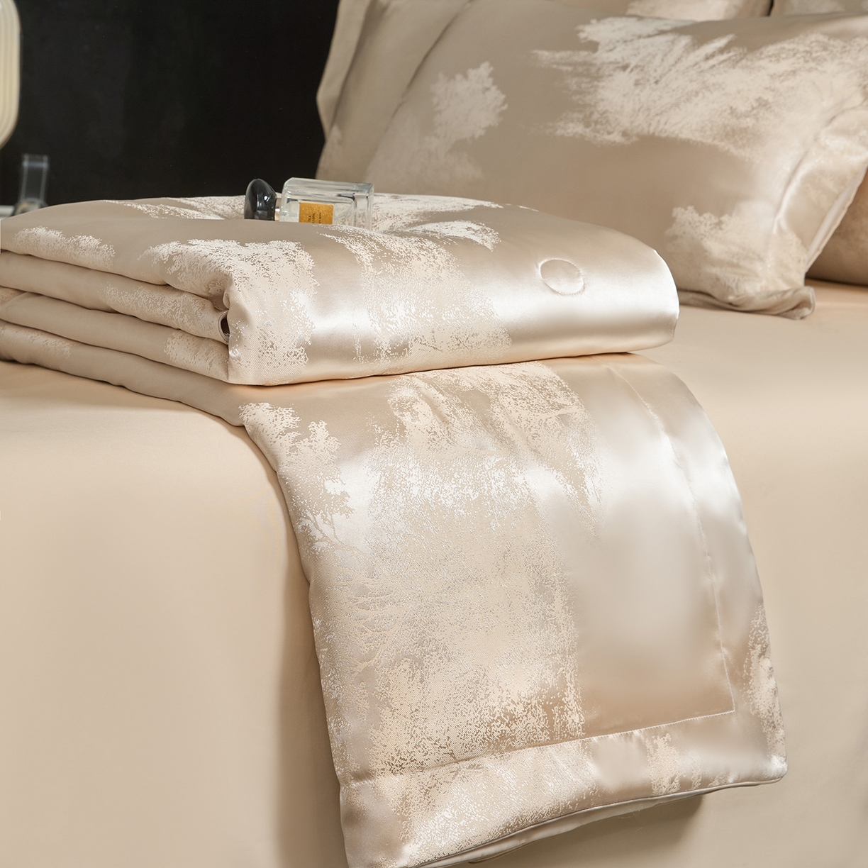 91家纺网 家纺一手货源 找家纺 置顶家纺 2026新款双面水洗天丝提花夏被四件套-欧若拉 欧若拉-浅香槟