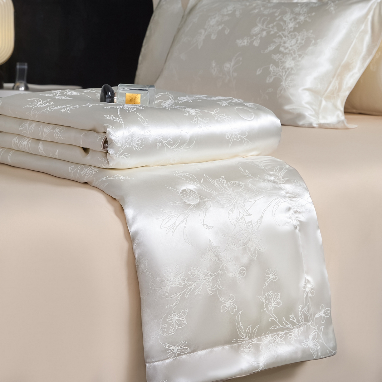 91家纺网 家纺一手货源 找家纺 置顶家纺 2026新款双面水洗天丝提花夏被四件套-幸卉 幸卉-白+浅香槟