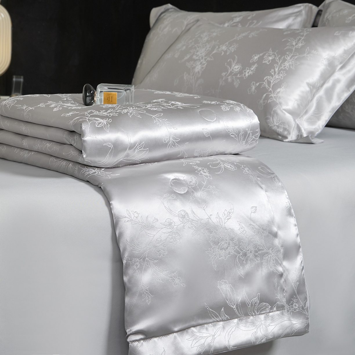 91家纺网 家纺一手货源 找家纺 置顶家纺 2026新款双面水洗天丝提花夏被四件套-幸卉 幸卉-山灰