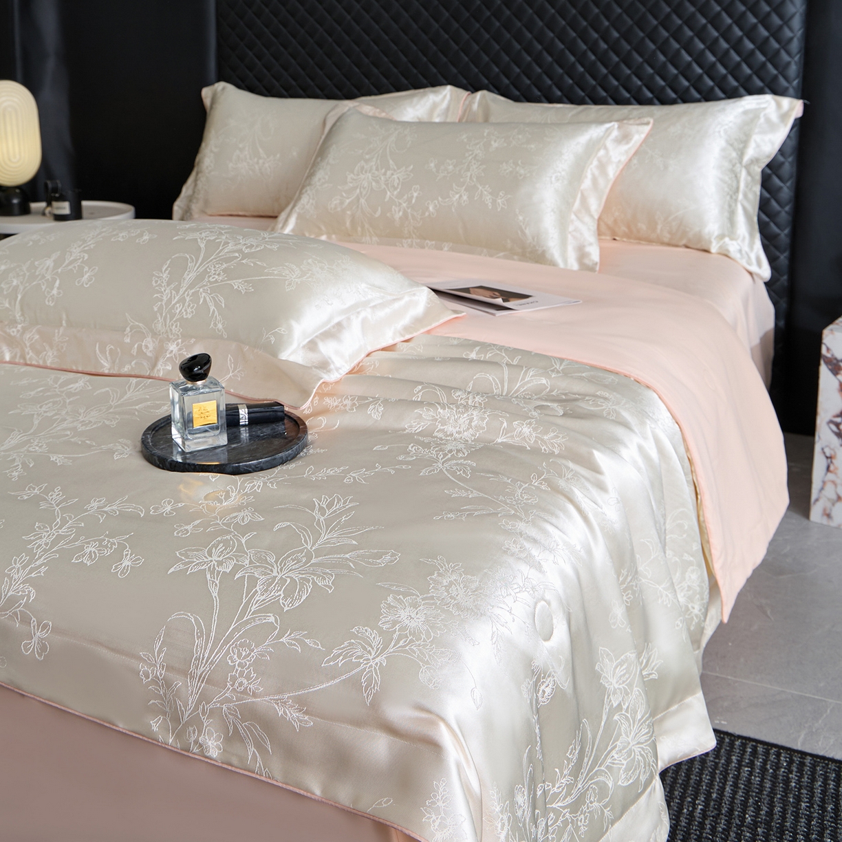 91家纺网 家纺一手货源 找家纺 置顶家纺 2026新款双面水洗天丝提花夏被四件套-幸卉 幸卉-白+粉