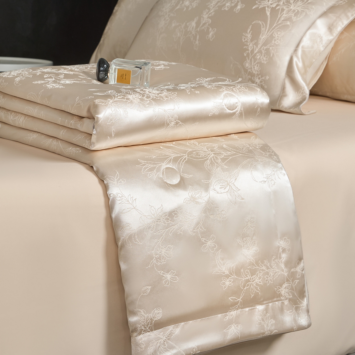 91家纺网 家纺一手货源 找家纺 置顶家纺 2026新款双面水洗天丝提花夏被四件套-幸卉 幸卉-浅香槟