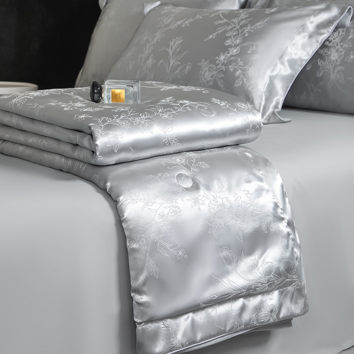 91家纺网 家纺一手货源 找家纺 置顶家纺 2026新款双面水洗天丝提花夏被四件套-幸卉 幸卉-高级灰