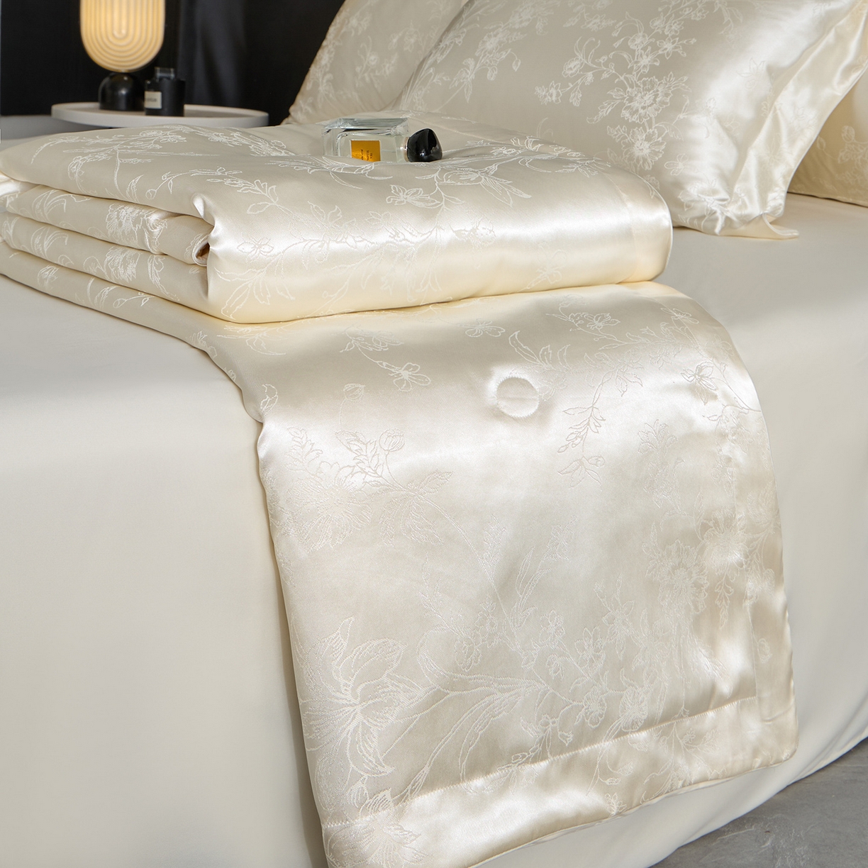 91家纺网 家纺一手货源 找家纺 置顶家纺 2026新款双面水洗天丝提花夏被四件套-幸卉 幸卉-奶昔白