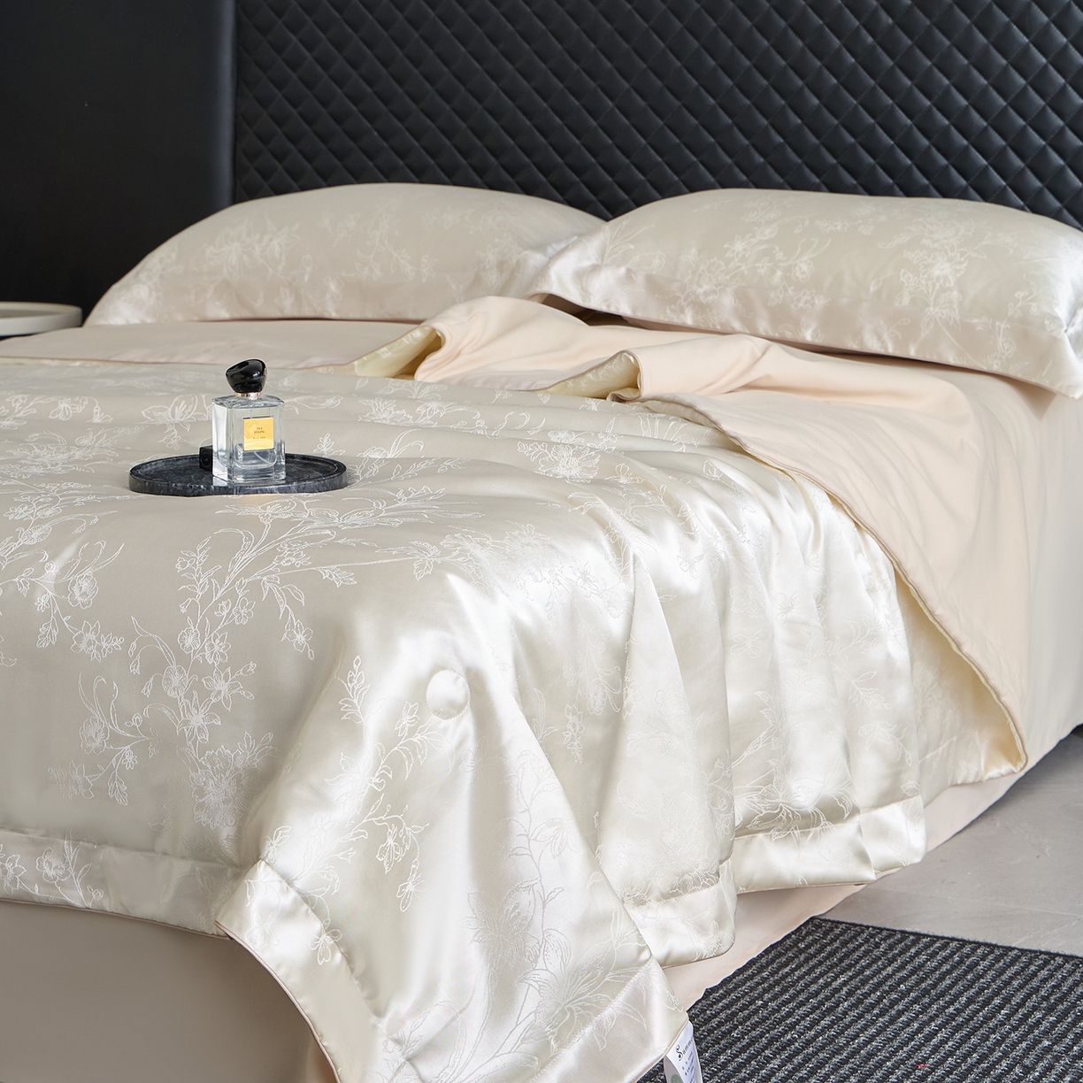 91家纺网 家纺一手货源 找家纺 置顶家纺 2026新款双面水洗天丝提花夏被四件套-幸卉 幸卉-白+浅香槟