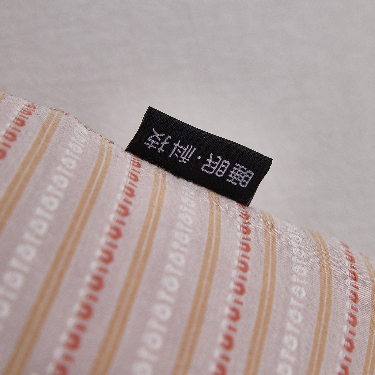 91家纺网 家纺一手货源 找家纺 梦叶草 2026新款新款全棉色织提花拼色护颈荞麦枕  枕头枕芯 全棉色织提花拼色护颈荞麦枕-粉色