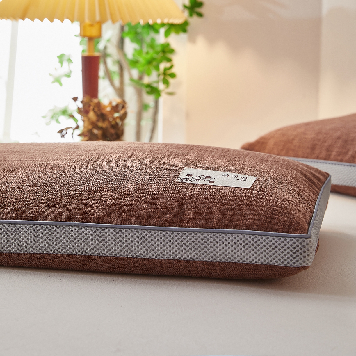 91家纺网 家纺一手货源 找家纺 梦叶草 2026新款棉麻贴布绣透气立体网荞麦枕  枕头枕芯 棉麻透气荞麦枕-咖色