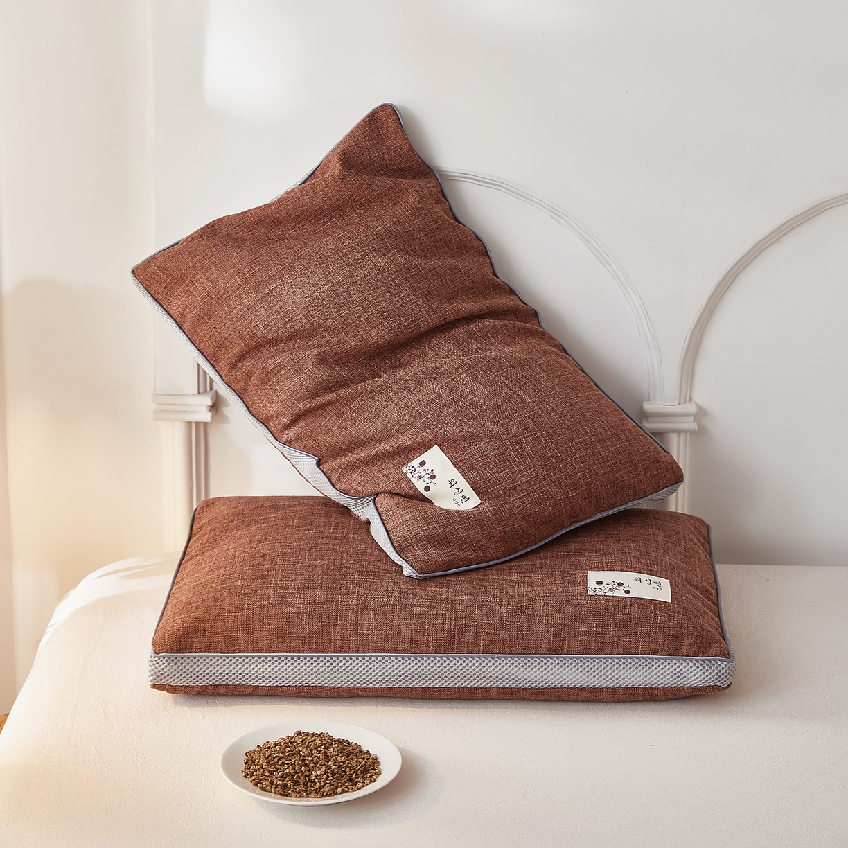 91家纺网 家纺一手货源 找家纺 梦叶草 2026新款棉麻贴布绣透气立体网荞麦枕  枕头枕芯 棉麻透气荞麦枕-咖色