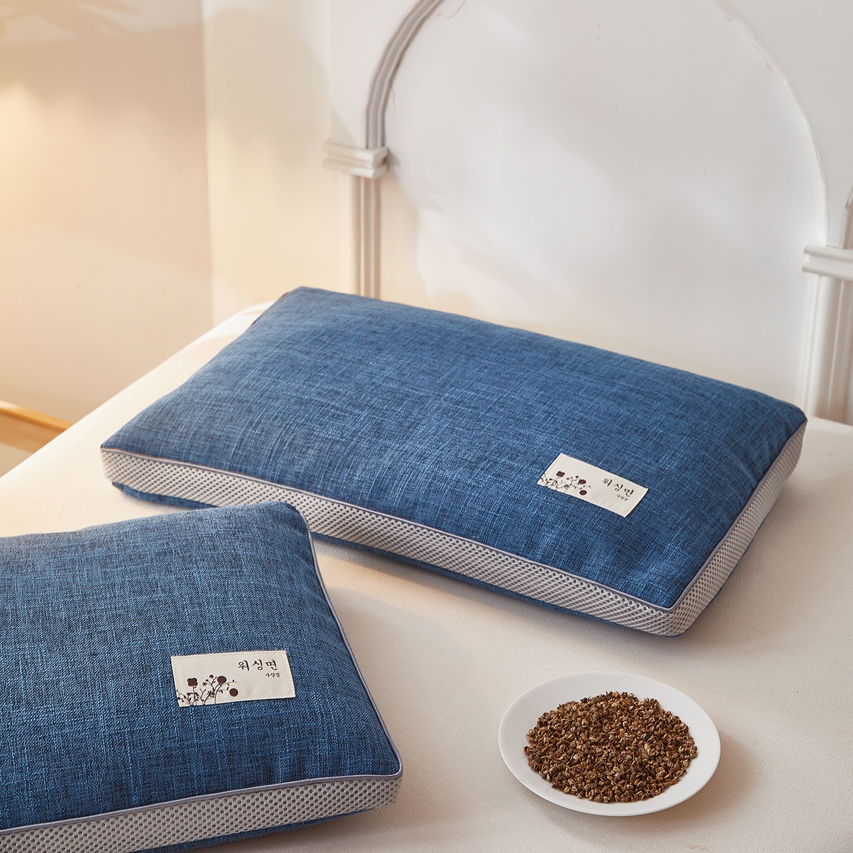 91家纺网 家纺一手货源 找家纺 梦叶草 2026新款棉麻贴布绣透气立体网荞麦枕  枕头枕芯 棉麻透气荞麦枕-蓝色