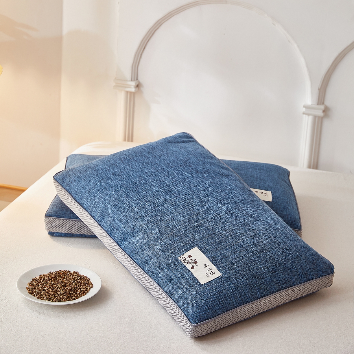 91家纺网 家纺一手货源 找家纺 梦叶草 2026新款棉麻贴布绣透气立体网荞麦枕  枕头枕芯 棉麻透气荞麦枕-蓝色