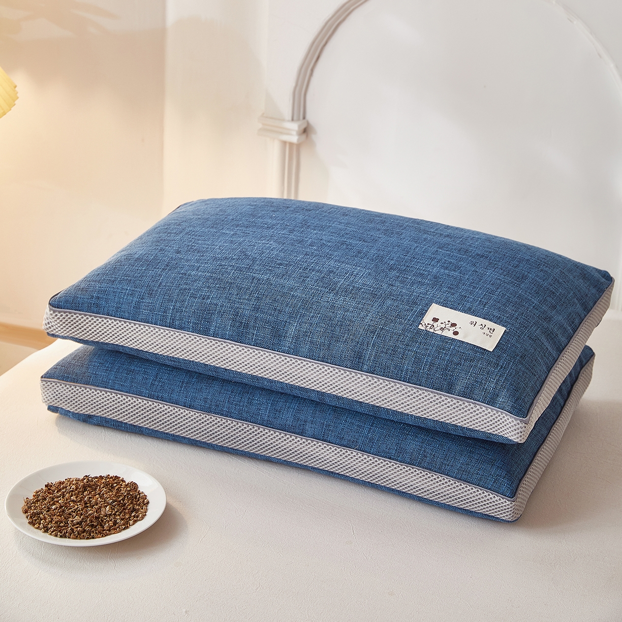 91家纺网 家纺一手货源 找家纺 梦叶草 2026新款棉麻贴布绣透气立体网荞麦枕  枕头枕芯 棉麻透气荞麦枕-蓝色