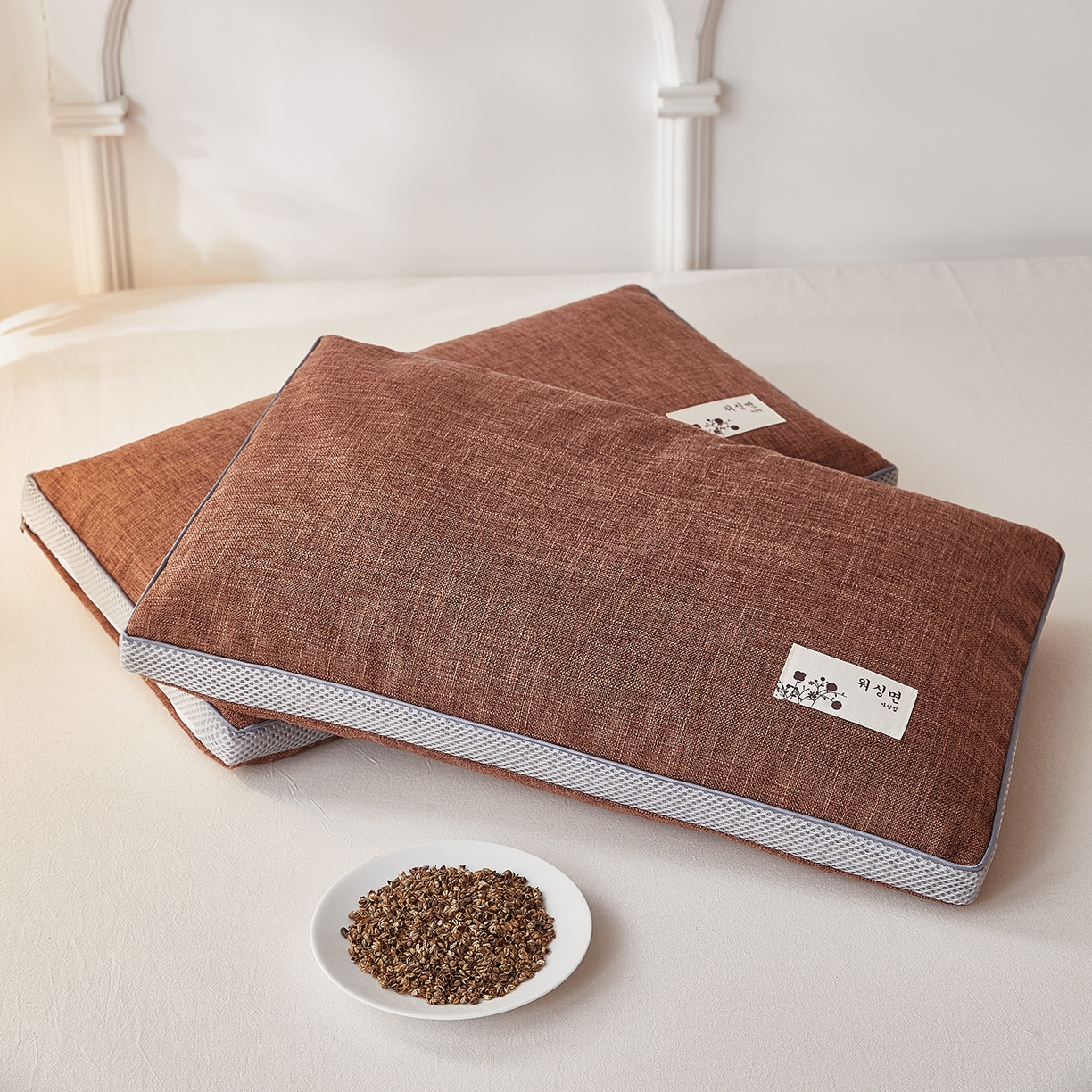 91家纺网 家纺一手货源 找家纺 梦叶草 2026新款棉麻贴布绣透气立体网荞麦枕  枕头枕芯 棉麻透气荞麦枕-咖色