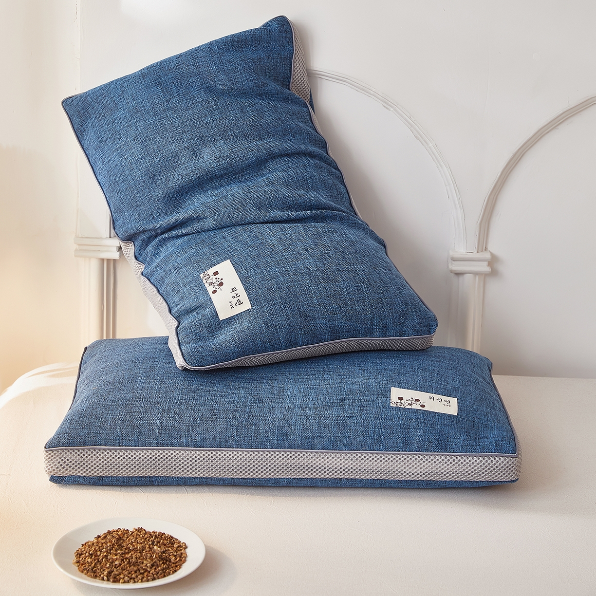 91家纺网 家纺一手货源 找家纺 梦叶草 2026新款棉麻贴布绣透气立体网荞麦枕  枕头枕芯 棉麻透气荞麦枕-蓝色