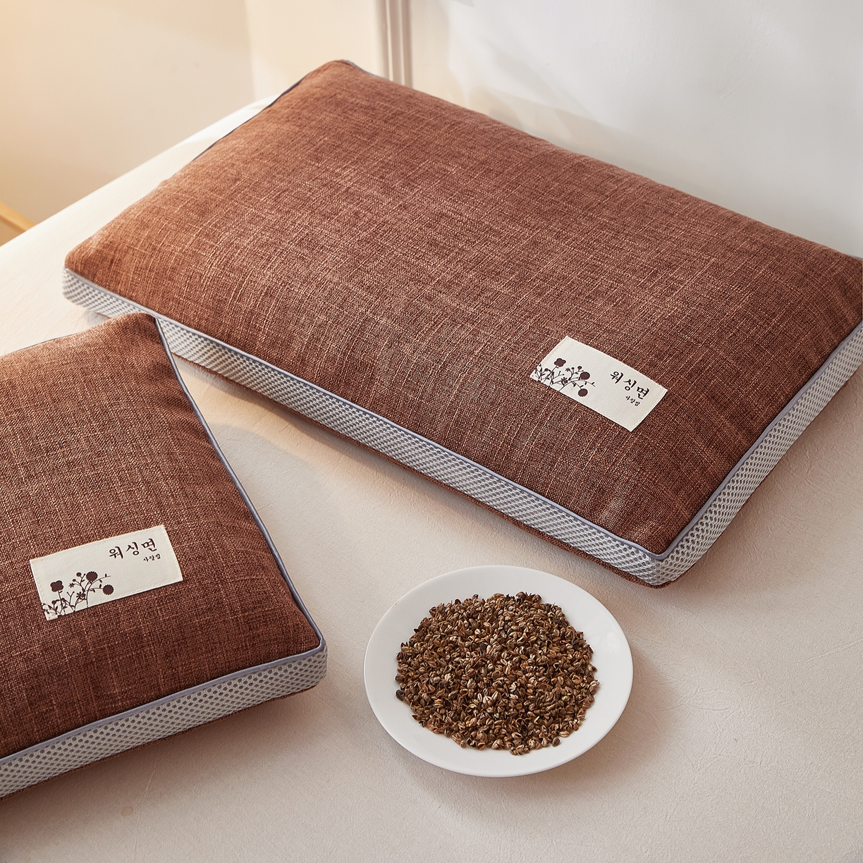 91家纺网 家纺一手货源 找家纺 梦叶草 2026新款棉麻贴布绣透气立体网荞麦枕  枕头枕芯 棉麻透气荞麦枕-咖色