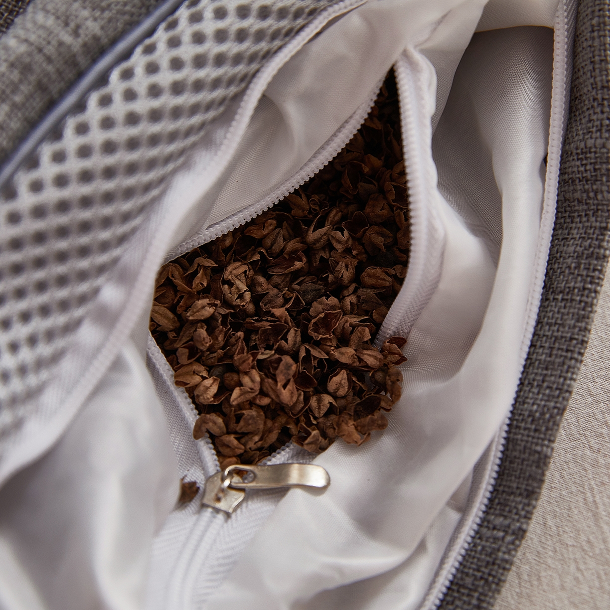 91家纺网 家纺一手货源 找家纺 梦叶草 2026新款棉麻贴布绣透气立体网荞麦枕  枕头枕芯 棉麻透气荞麦枕-灰色