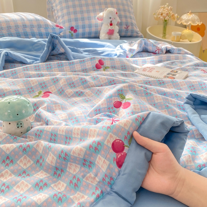 91家纺网 家纺一手货源 找家纺 憨豆家纺 2026新款云朵棉被水洗棉印花新疆棉花夏被夏凉被空调被子直播被芯（常年有货） 樱桃格