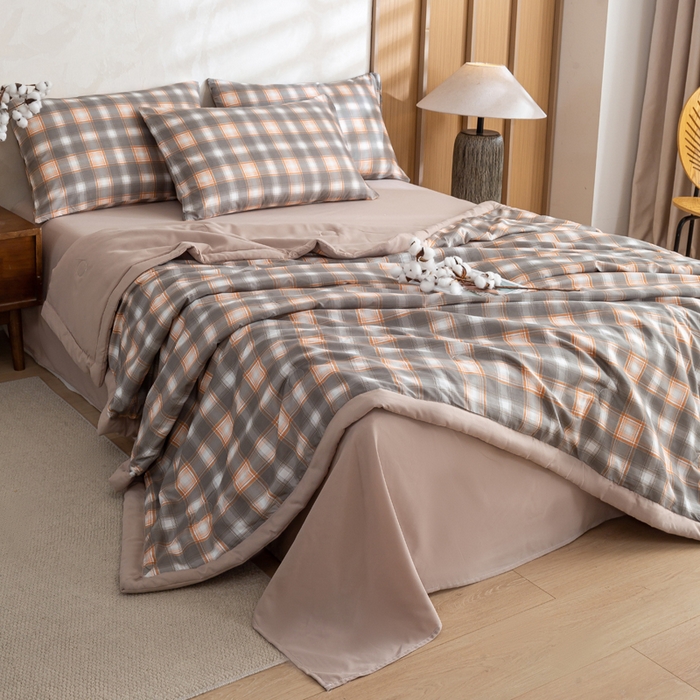 91家纺网 家纺一手货源 找家纺 憨豆家纺 2026新款无印风水洗棉新疆棉花夏被格子夏凉被空调被子直播被芯 咖中格