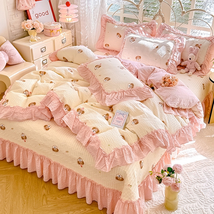 91家纺网 家纺一手货源 找家纺 韩约家纺 2026新款法式大花边泡芙棉床盖款被套四件套 呆萌熊宝