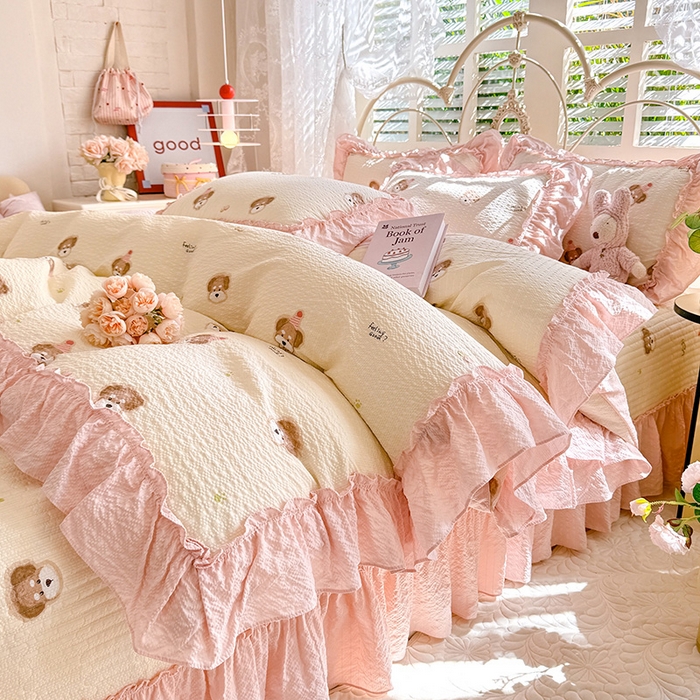 91家纺网 家纺一手货源 找家纺 韩约家纺 2026新款法式大花边泡芙棉床盖款被套四件套 呆萌熊宝