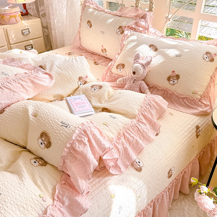 91家纺网 家纺一手货源 找家纺 韩约家纺 2026新款法式大花边泡芙棉床盖款被套四件套 呆萌熊宝