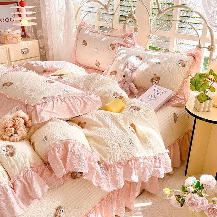 91家纺网 家纺一手货源 找家纺 韩约家纺 2026新款法式大花边泡芙棉床盖款被套四件套 呆萌熊宝