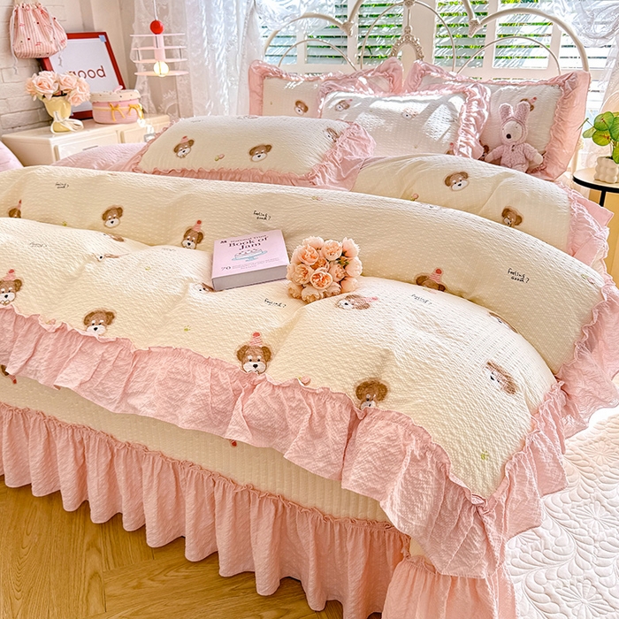 91家纺网 家纺一手货源 找家纺 韩约家纺 2026新款法式大花边泡芙棉床盖款被套四件套 呆萌熊宝