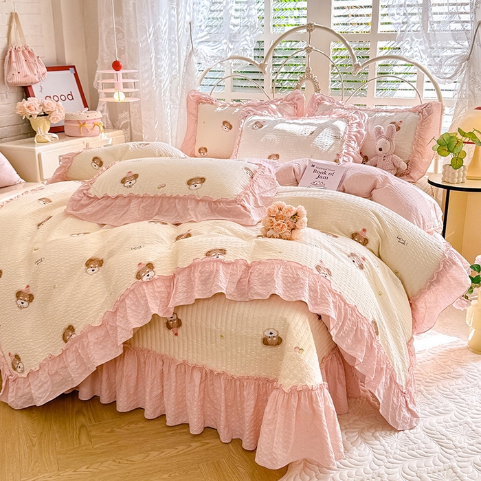 91家纺网 家纺一手货源 找家纺 韩约家纺 2026新款法式大花边泡芙棉床盖款被套四件套 呆萌熊宝