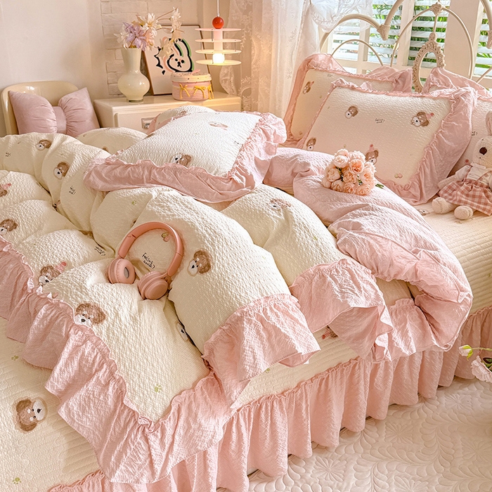 91家纺网 家纺一手货源 找家纺 韩约家纺 2026新款法式大花边泡芙棉床盖款被套四件套 呆萌熊宝