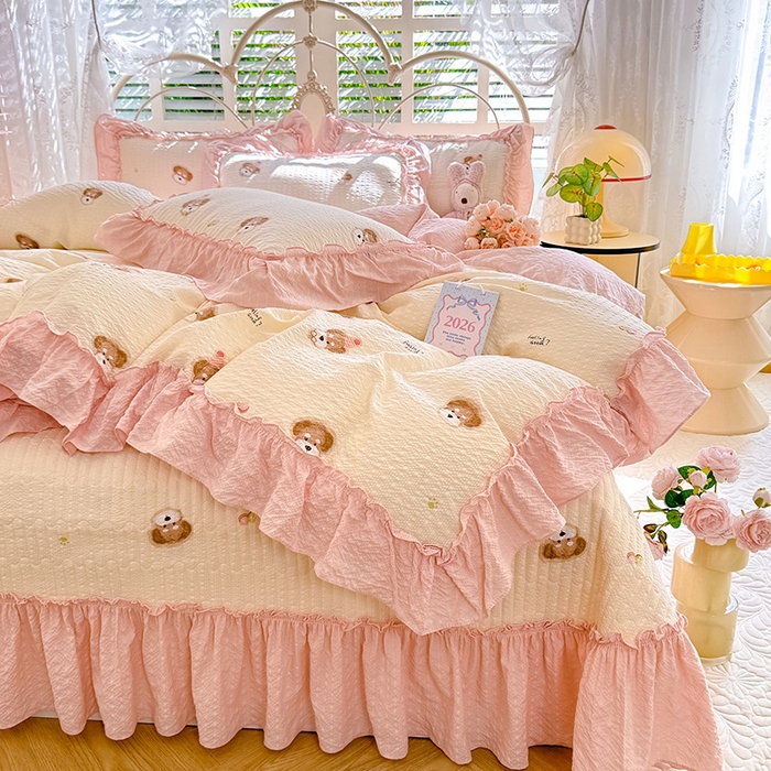 91家纺网 家纺一手货源 找家纺 韩约家纺 2026新款法式大花边泡芙棉床盖款被套四件套 呆萌熊宝