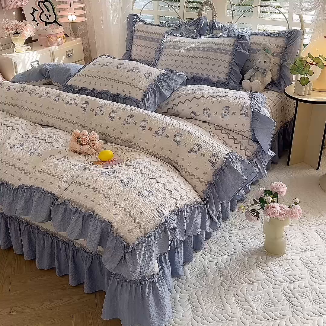 91家纺网 家纺一手货源 找家纺 韩约家纺 2026新款法式大花边泡芙棉床盖款被套四件套 蓝星人