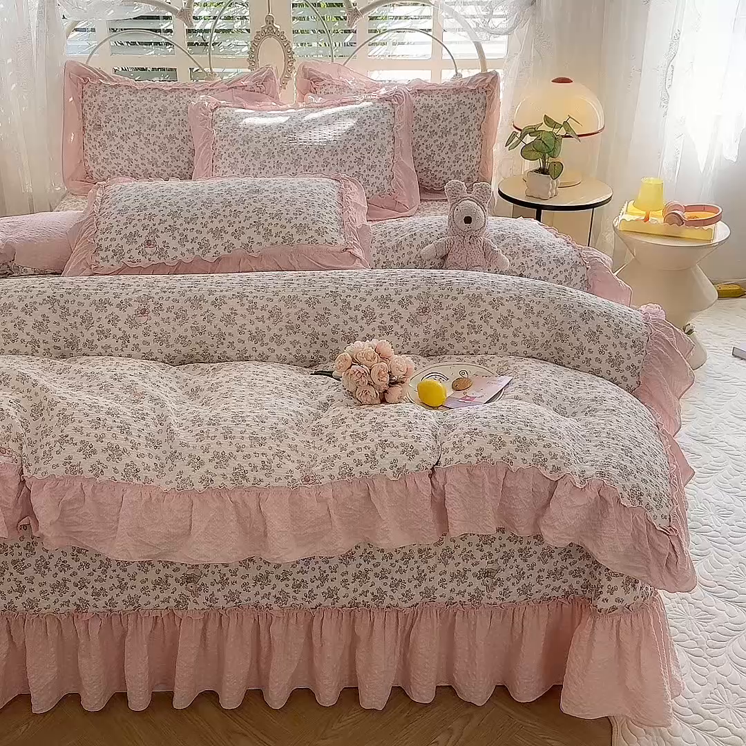 91家纺网 家纺一手货源 找家纺 韩约家纺 2026新款法式大花边泡芙棉床盖款被套四件套 花涧