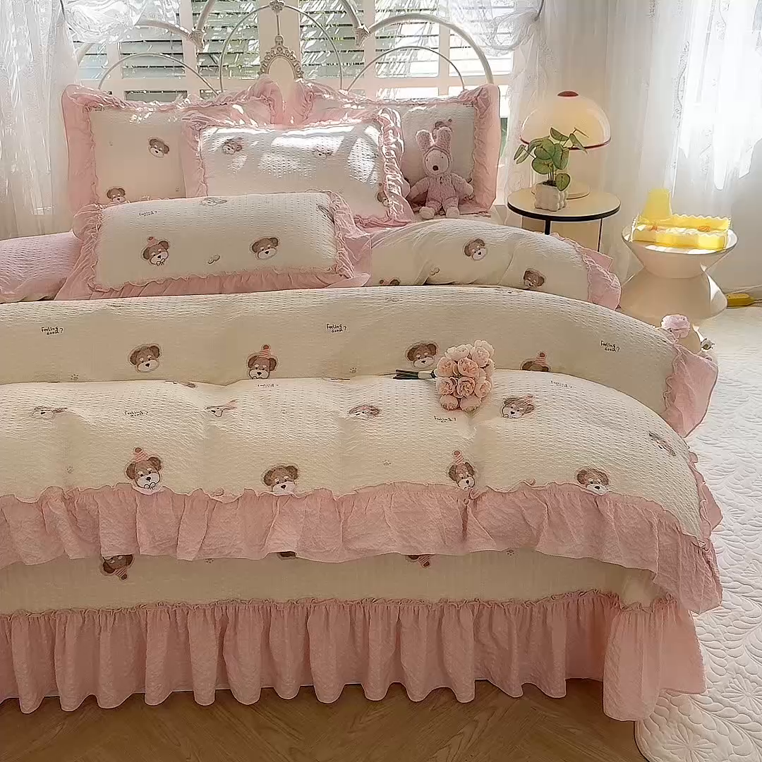 91家纺网 家纺一手货源 找家纺 韩约家纺 2026新款法式大花边泡芙棉床盖款被套四件套 呆萌熊宝