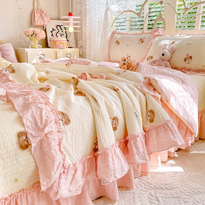 91家纺网 家纺一手货源 找家纺 韩约家纺 2026新款法式大花边泡芙棉床盖款夏被夏凉被空调被四件套 呆萌熊宝
