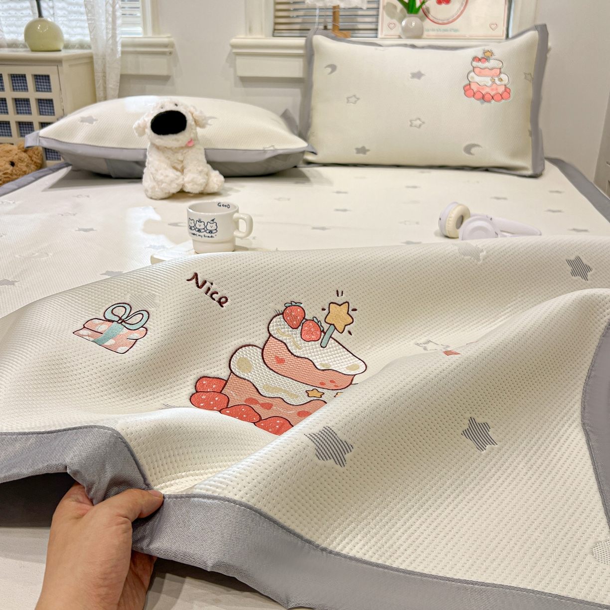 91家纺网 家纺一手货源 找家纺 川悦生活 2026新款凉感提花绣花豆豆席 奶油草莓