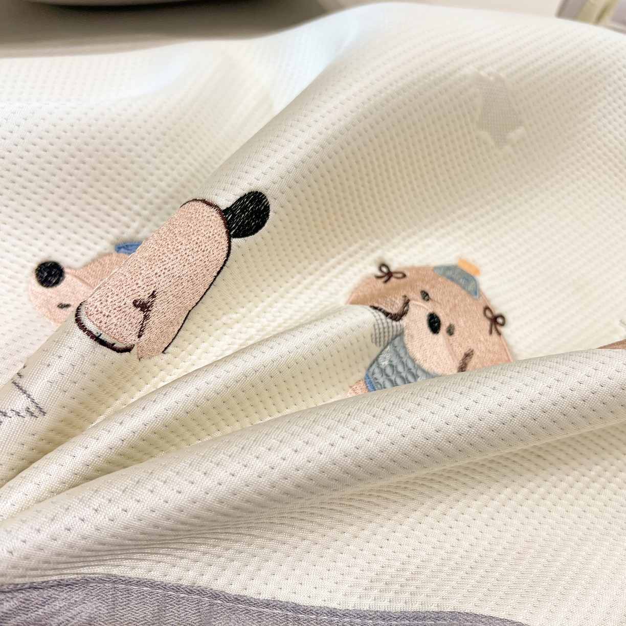 91家纺网 家纺一手货源 找家纺 川悦生活 2026新款凉感提花绣花豆豆席 咚咚小汪